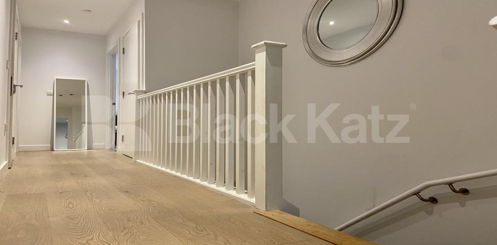 			NEW INSTRUCTION , 3 Bedroom, 1 bath, 1 reception Apartment			 Victory Place Trafalgar Place , Elephant and Castle / Borough 